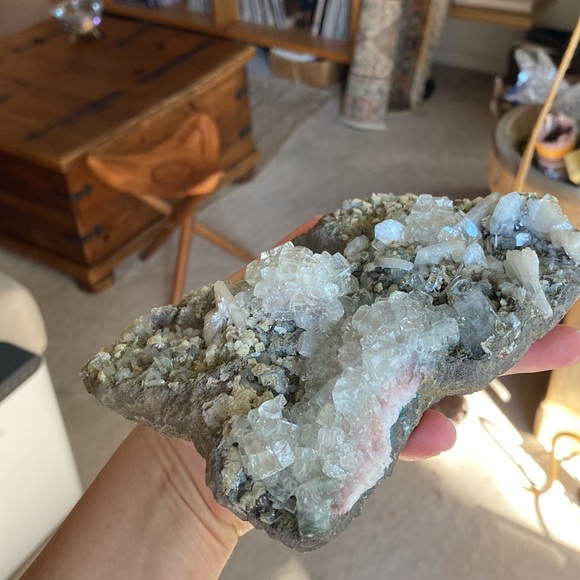 Beautiful crystal growing on matrix - Picture 8 of 11